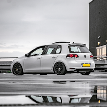 Afbeelding in Gallery-weergave laden, VW flush wiper delete kit | Voor 17:00 besteld, zelfde werkdag verzonden! | Past op de VW Lupo, Polo, Golf, Tiguan, Passat, Touran en Scirocco | Levering in Nederland en EU! | Top kwaliteit | Hoogglans zwart Plexiglas | Direct leverbaar!